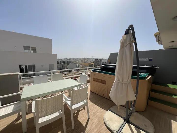 Amazing Spacious Apartment With Bbq & Jacuzzi San Ġiljan Exterior foto
